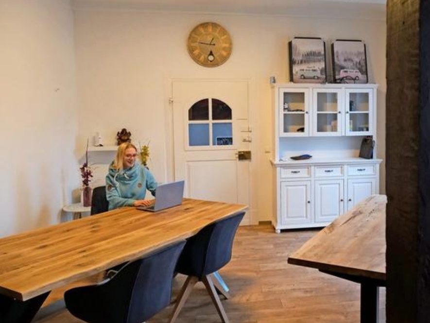 Inhaberin am Arbeitstisch im Atelier