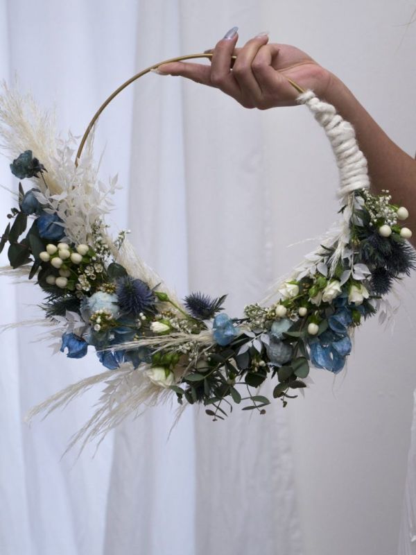 gebundener Blumenkranz am Ring für Hochzeot oder andere Festlichkeiten
