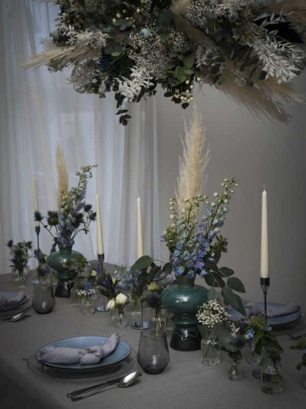 diverse Blumenarangements für Festlichkeiten