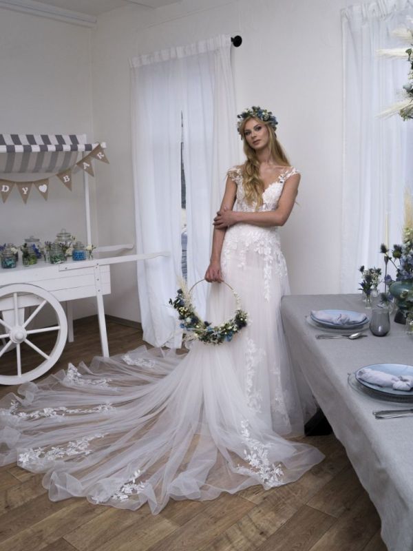 Braut zwiscxhen diversen festlichen Blumendekorationen